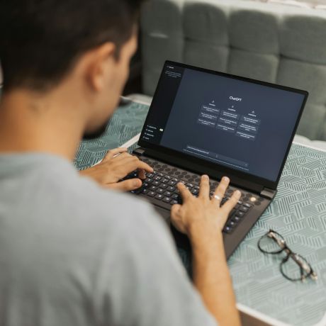 AI Fitness Apps vs. Online Personal Training: Which Is Better?